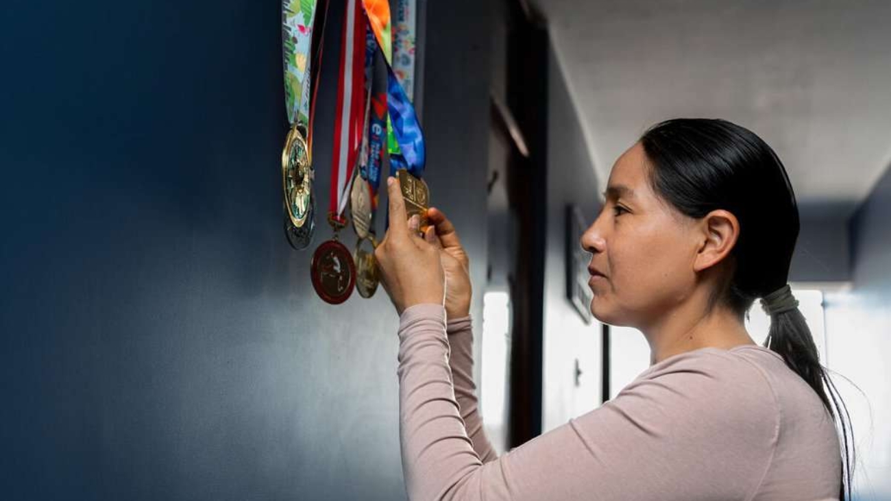 CH11114031_Inés Melchor, Peruvian long-distance runner, checking her medals (1)