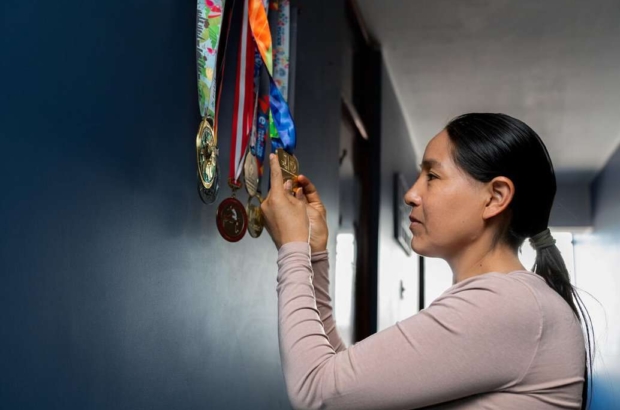 CH11114031_Inés Melchor, Peruvian long-distance runner, checking her medals (1)