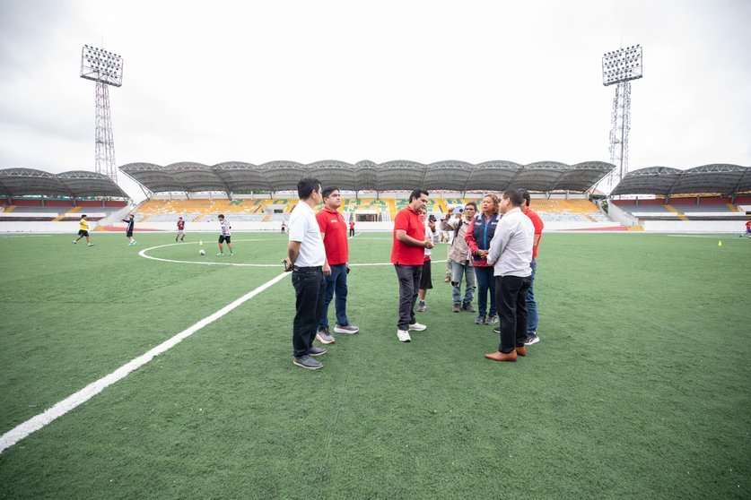 PRESIDENTE DEL IPD CON AUTORIDADES EN EL ESTADIO MAX AUGUSTÍN (1)
