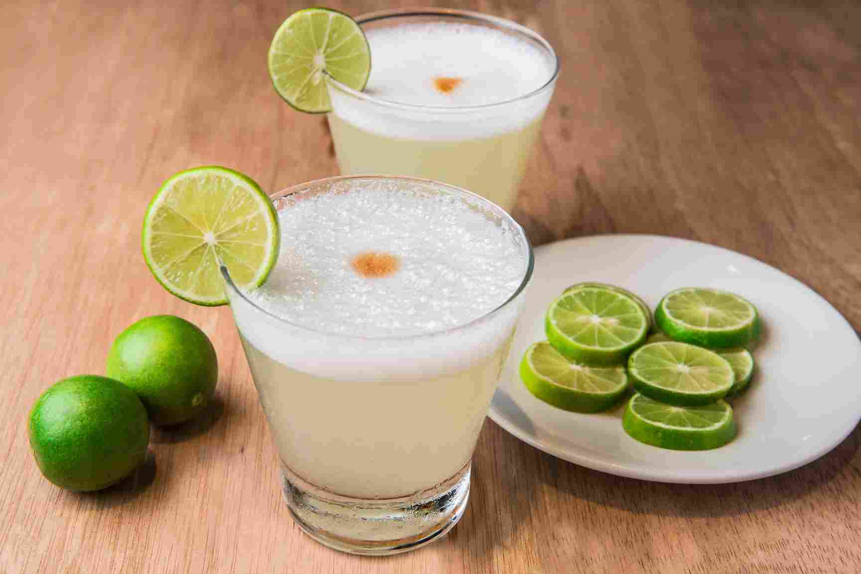 Peruvian,Drink:,"pisco,Sour",With,Lemon,On,Wooden,Background.